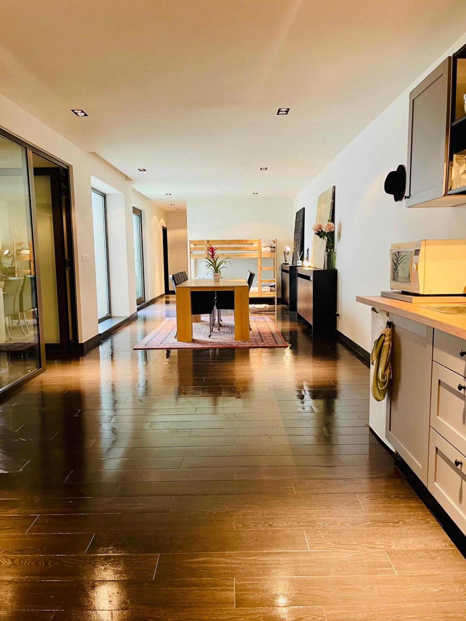 בריסל Down Town Spacious Loft Retreat With Private Parking מראה חיצוני תמונה