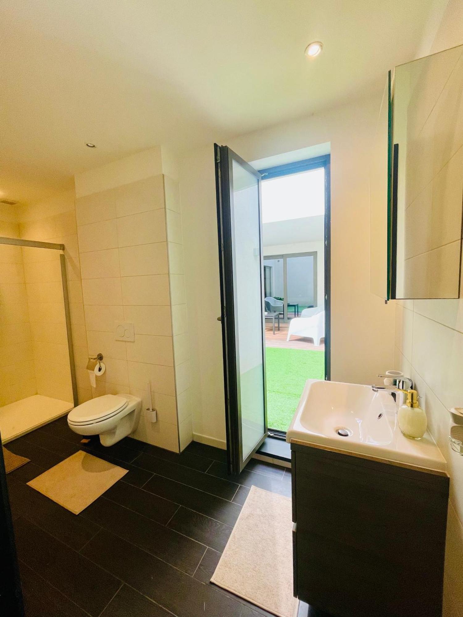 בריסל Down Town Spacious Loft Retreat With Private Parking מראה חיצוני תמונה
